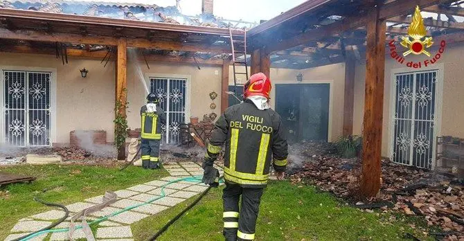 Nocera, villetta prende fuoco: madre e figlia riescono a fuggire