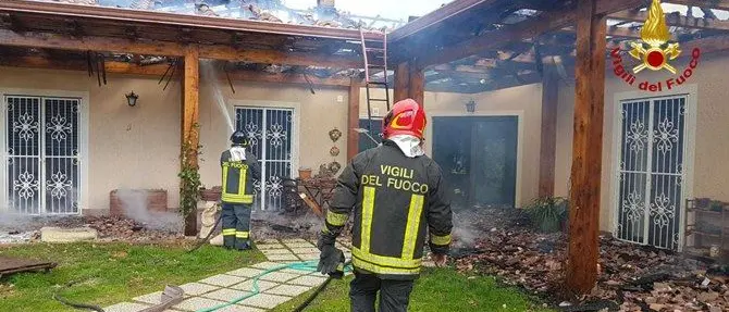 Nocera, villetta prende fuoco: madre e figlia riescono a fuggire