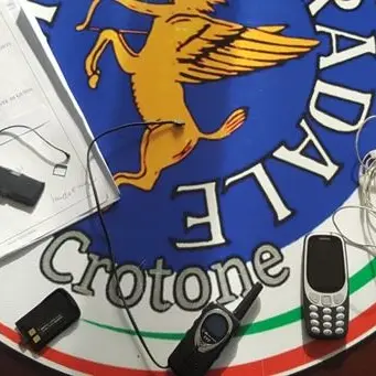 All’esame di guida con la ricetrasmittente: tre persone denunciate