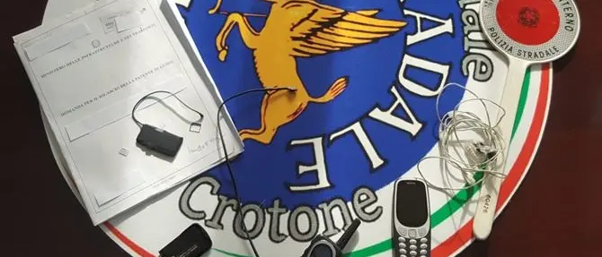 All’esame di guida con la ricetrasmittente: tre persone denunciate