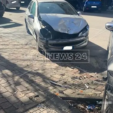 Cosenza, auto contromano: incidente in pieno centro