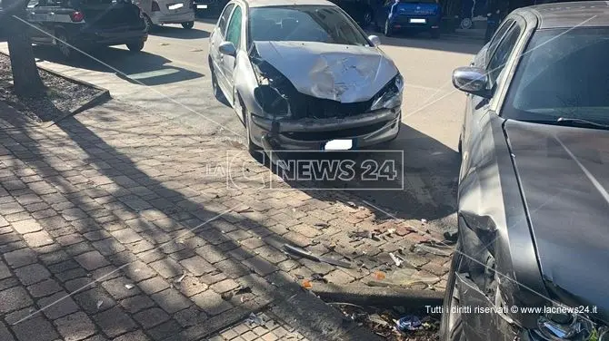 Cosenza, auto contromano: incidente in pieno centro