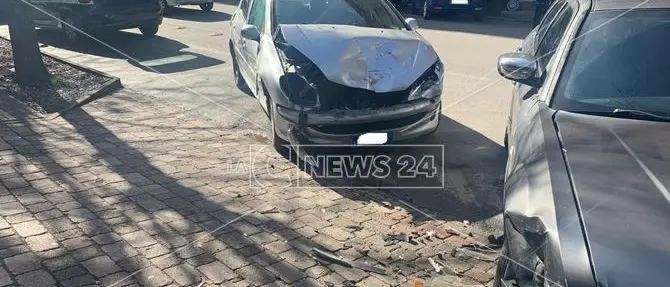 Cosenza, auto contromano: incidente in pieno centro