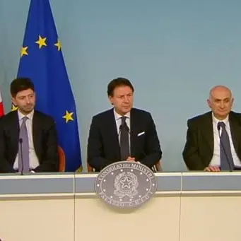 Coronavirus, Conte conferma: «Due casi in Italia». Sospesi i voli da e per la Cina