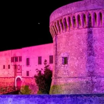 Giro d'Italia, il castello aragonese di Castrovillari si tinge si rosa