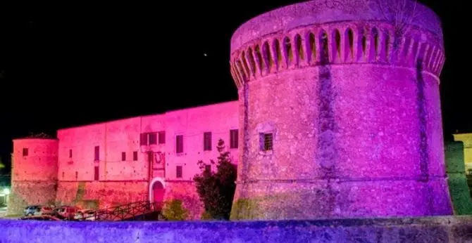 Giro d'Italia, il castello aragonese di Castrovillari si tinge si rosa