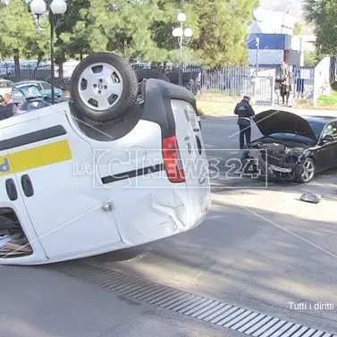 Rende, incidente in pieno centro. Un furgoncino postale si ribalta
