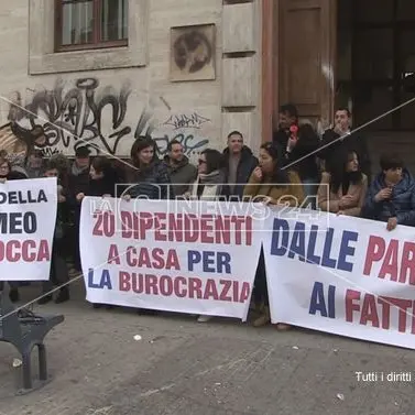 Burocrazia lumaca, in piazza i dipendenti della Rsa di Panettieri