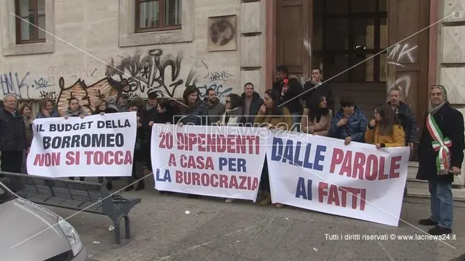 Burocrazia lumaca, in piazza i dipendenti della Rsa di Panettieri