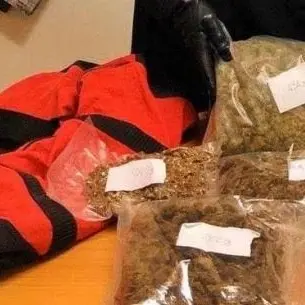 Oltre 2 chili di marijuana in un borsone, un arresto a Reggio