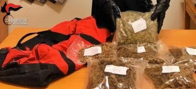 Oltre 2 chili di marijuana in un borsone, un arresto a Reggio