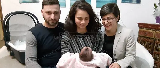 Partorire in casa per scelta, parla una mamma: «Così è nata la mia bimba»