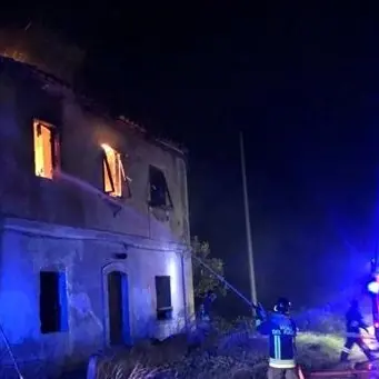 In fiamme un casolare a Catanzaro, distrutto il tetto