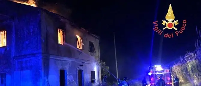 In fiamme un casolare a Catanzaro, distrutto il tetto