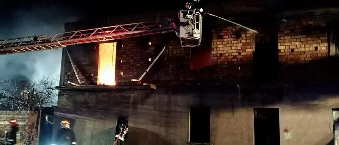 Esplodono due bombole nel Reggino, ferito un vigile del fuoco