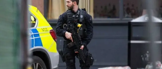 Accoltellamenti a Londra e in Belgio, 5 feriti. La polizia: «È terrorismo»