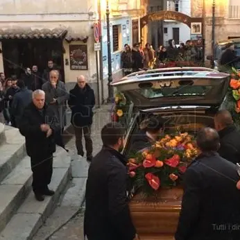 L'ultimo saluto al papà di Mimmo Lucano, i funerali a Riace
