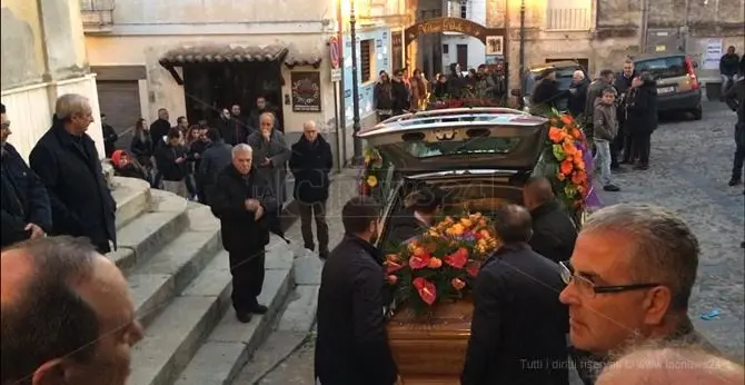 L'ultimo saluto al papà di Mimmo Lucano, i funerali a Riace