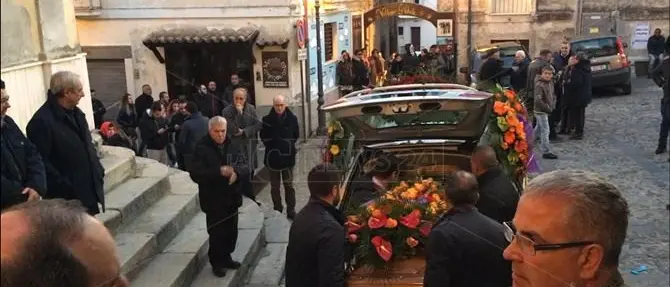 L'ultimo saluto al papà di Mimmo Lucano, i funerali a Riace