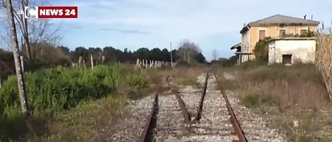 Armati di fiamma ossidrica rubano 800 metri di binario nella Piana