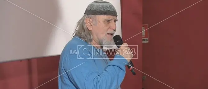 Lo scrittore Moni Ovadia a Cosenza: «La cultura contro chi nega la Shoah»