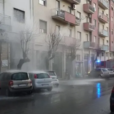 Scoppia un tubo dell’acqua, strada allagata nel centro di Cosenza