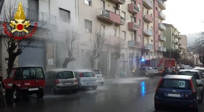 Scoppia un tubo dell’acqua, strada allagata nel centro di Cosenza