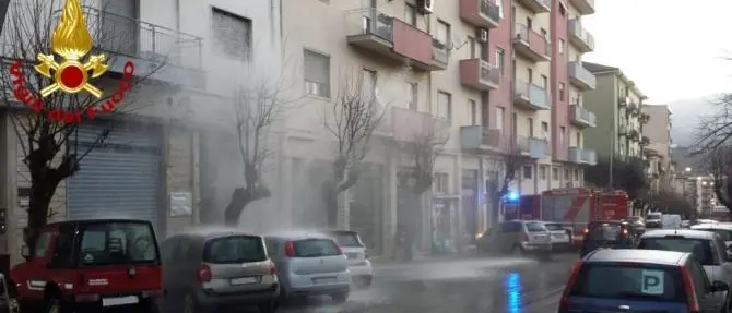 Scoppia un tubo dell’acqua, strada allagata nel centro di Cosenza
