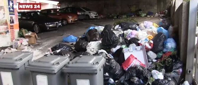 Cosenza sommersa dai rifiuti, le associazioni: «Tutto fermo per il dissesto»