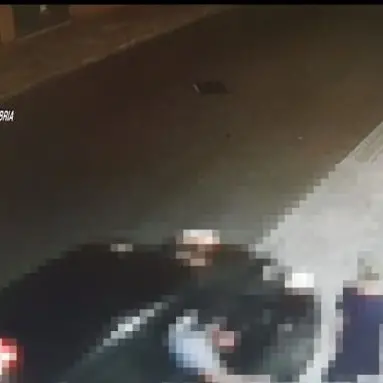 Tentarono di scippare un'anziana trascinandola per alcuni metri, due arresti a Reggio