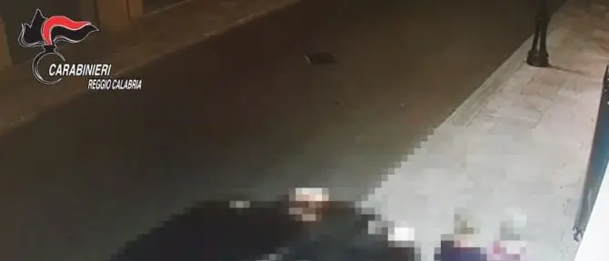 Tentarono di scippare un'anziana trascinandola per alcuni metri, due arresti a Reggio