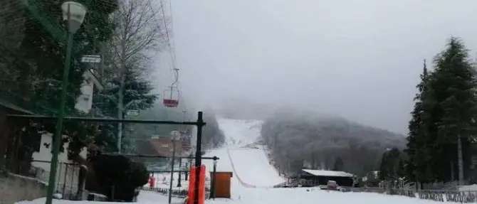 In Calabria arriva la neve, cadono i primi fiocchi sulle piste di Gambarie