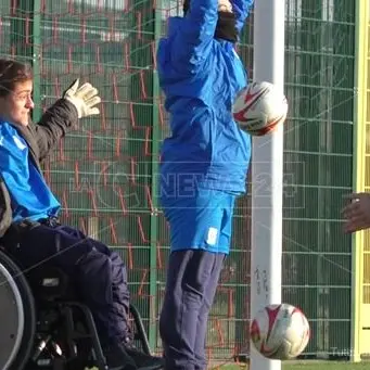 Il sorriso della giovane Maila sconfigge la disabilità tra i pali di una porta di calcio