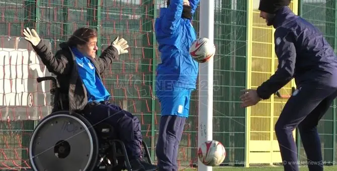 Il sorriso della giovane Maila sconfigge la disabilità tra i pali di una porta di calcio