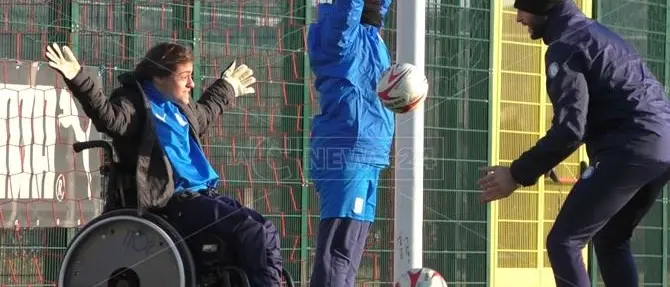 Il sorriso della giovane Maila sconfigge la disabilità tra i pali di una porta di calcio