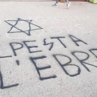 Pomezia, scritte antisemite davanti a due scuole: «Calpesta l'ebreo»