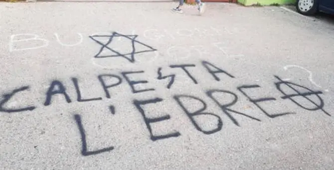 Pomezia, scritte antisemite davanti a due scuole: «Calpesta l'ebreo»