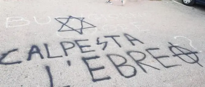 Pomezia, scritte antisemite davanti a due scuole: «Calpesta l'ebreo»
