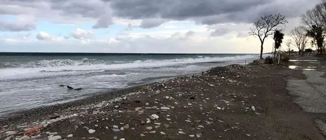 Le mareggiate fanno paura a Corigliano Rossano, la spiaggia non c’è più
