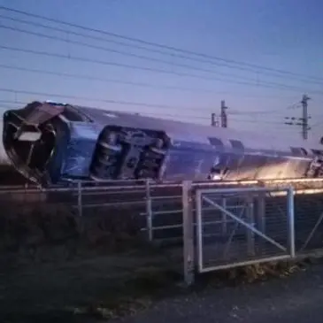 Treno frecciarossa deraglia e si ribalta: due morti e diversi feriti