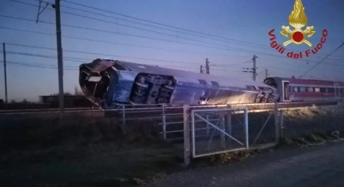 Treno frecciarossa deraglia e si ribalta: due morti e diversi feriti