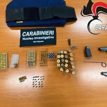 Vibo, mini arsenale nascosto in casa rinvenuto dai carabinieri: un arresto