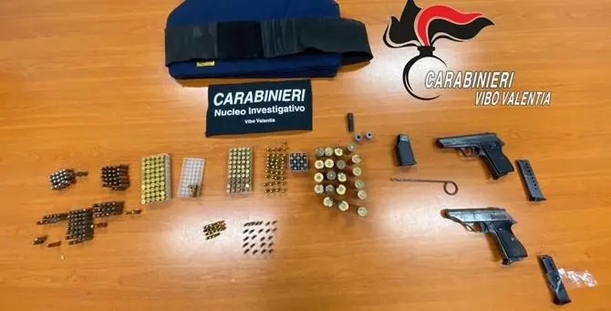 Vibo, mini arsenale nascosto in casa rinvenuto dai carabinieri: un arresto