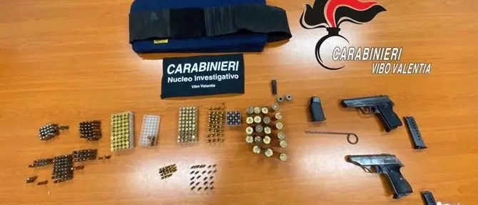 Vibo, mini arsenale nascosto in casa rinvenuto dai carabinieri: un arresto