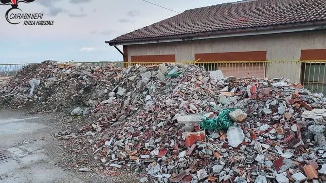 Rifiuti edili nel piazzale di una scuola, una denuncia a San Giovanni in Fiore