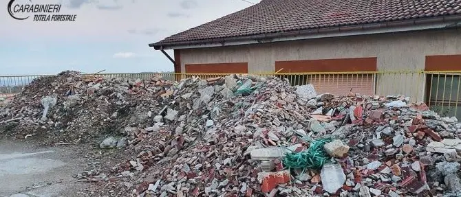 Rifiuti edili nel piazzale di una scuola, una denuncia a San Giovanni in Fiore