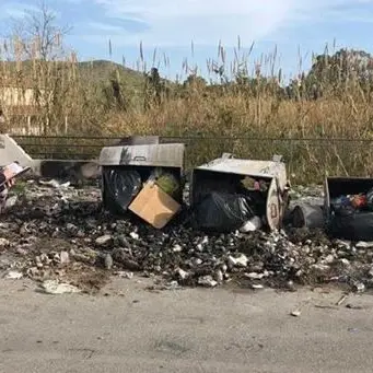 Sorpreso a bruciare rifiuti, denunciato piromane nel Reggino