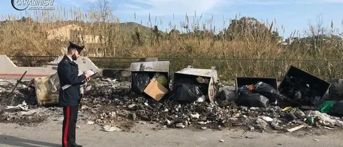Sorpreso a bruciare rifiuti, denunciato piromane nel Reggino