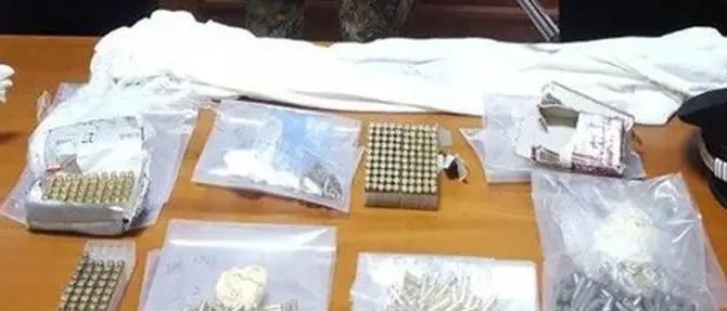 Rosarno, arrestati padre e figlio: avevano armi e munizioni nascoste in casa