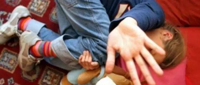 Abusi sessuali su bimbe per produrre materiale pedopornografico, arrestate due mamme